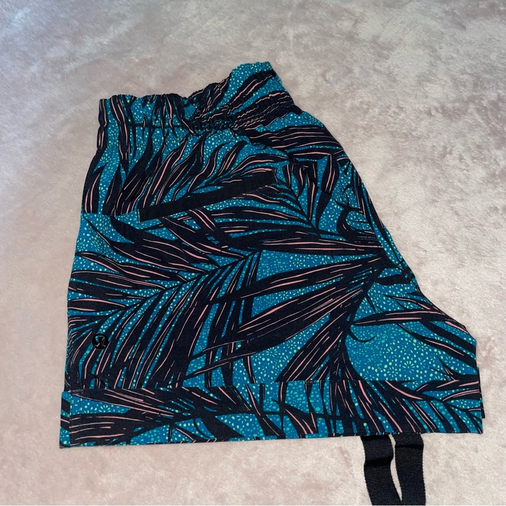 Lululemon athletic short size 6 - Picture 3 of 11